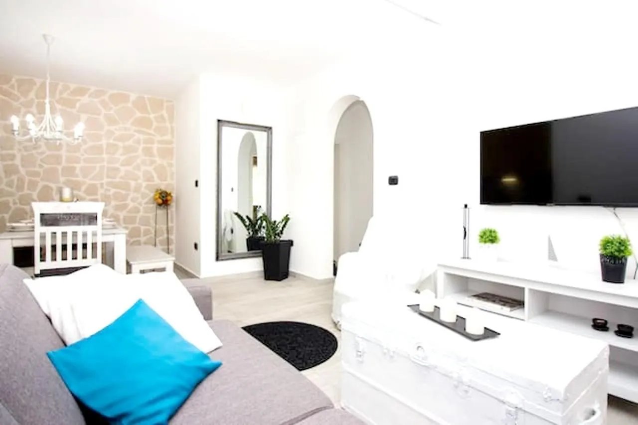 Modern Apartment In Trogir 70 M² Parking Included